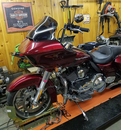 2015 H-D Roadglide atop Elevator 1100SEMAX Motorcycle Lift