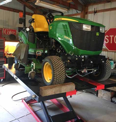 John Deere Tractor on PRO 2500M Mower Lift Table Darin