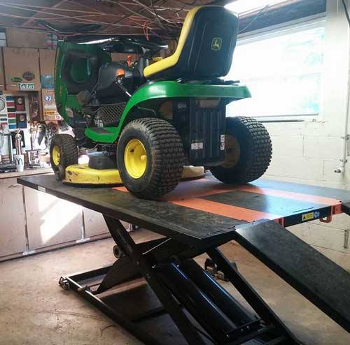 John Deere Lawn Tractor on Elevator 1800M Mower Lift Table