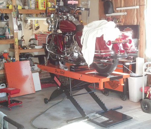 FLHR ROAD KING ON MOTORCYCLE LIFT TABLE