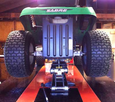pro1200-se-lifting-01-John-Deere-Sabre tractor