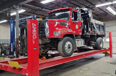 TWinline Freighliner on PRO-30 4 post Amgo lift from NHProEquip